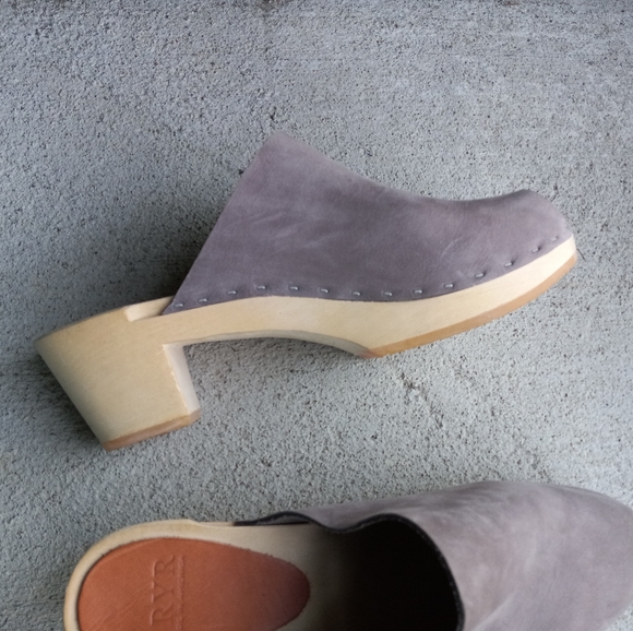 Bryr Peep Toe Gray Suade Clogs - Picture 5 of 6